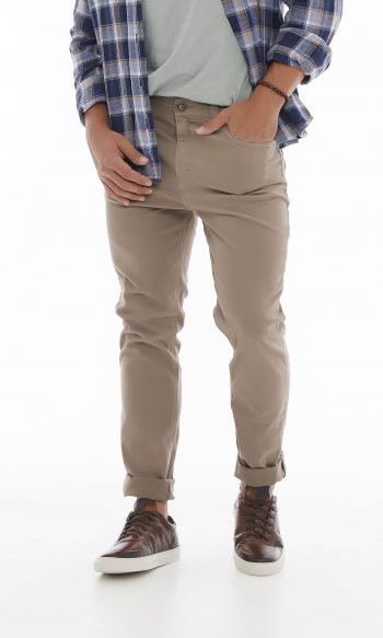 A Calça Masculina Color é uma peça necessária no guarda-roupa de todos os homens. Despojada e estilosa, ela possui modelagem skinny, ou seja, é mais ajustada na parte inferior.
